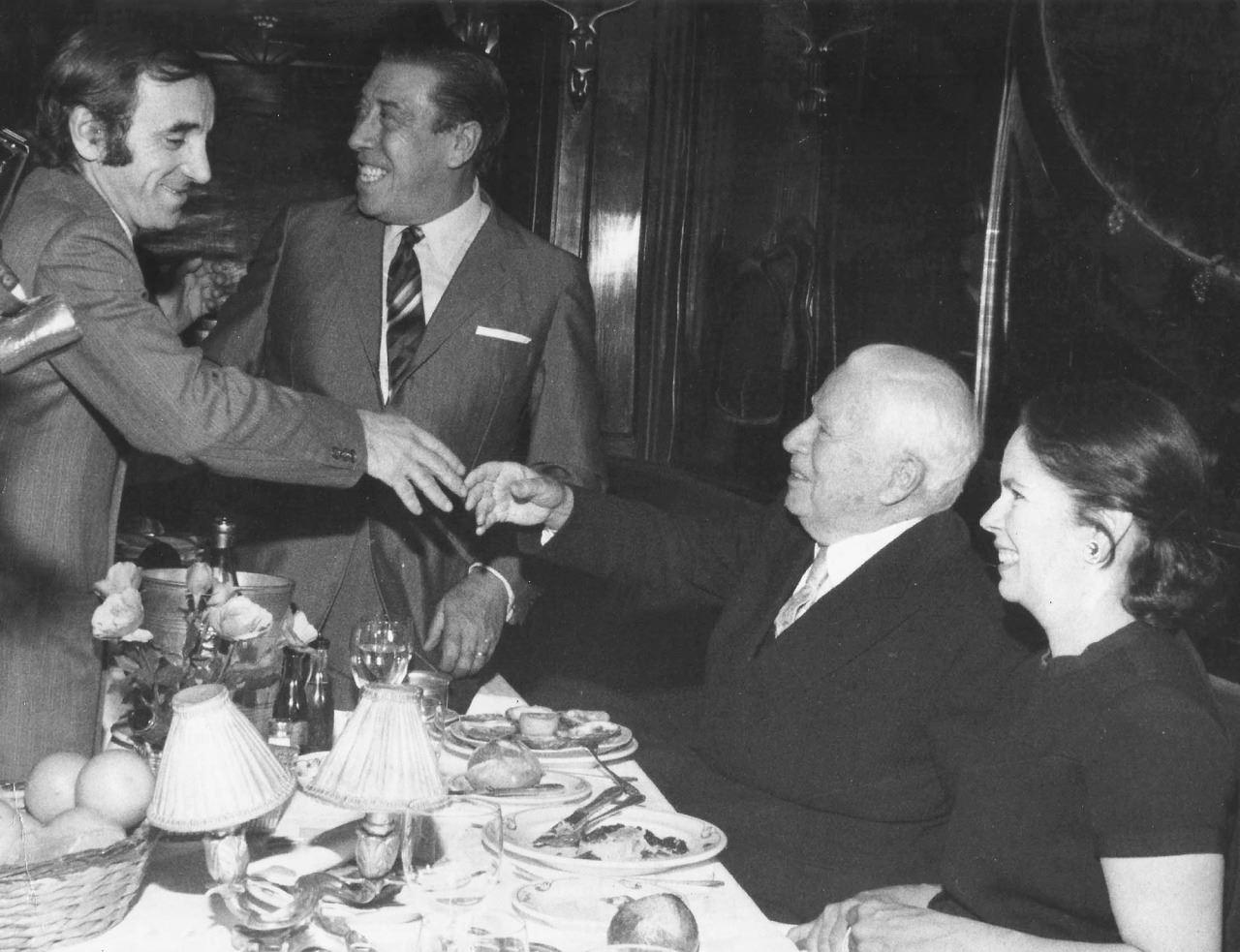 Paris 1970-Charles Aznavour, Charlie Chaplin & Oona O’Neill, Les amis de Fernandel.